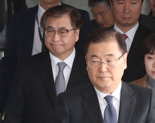 ▲ 정의용(오른쪽) 청와대 국가안보실장과 서훈(왼쪽) 국정원장. <사진제공=뉴시스>