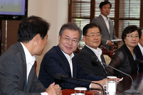 ▲ 문재인 대통령이 3일 청와대 여민관에서 열린 수석·보좌관 회의를 주재하고 있다.<사진제공=뉴시스>