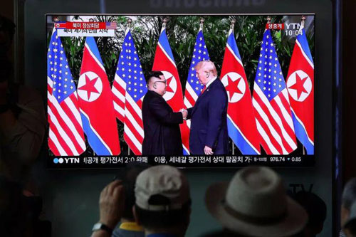 President Donald Trump promised North Korean leader Kim Jong Un in Singapore that he’d sign a declaration to end the Korean War. It hasn’t happened yet. Chung Sung-Jun/Getty Images 도널드 트럼프 대통령은 싱가포르에서 북한의 지도자 김정은에게 한국 전쟁 종전 선언에 서명하겠다고 약속했다. 그 일은 아직 일어나지 않았다.