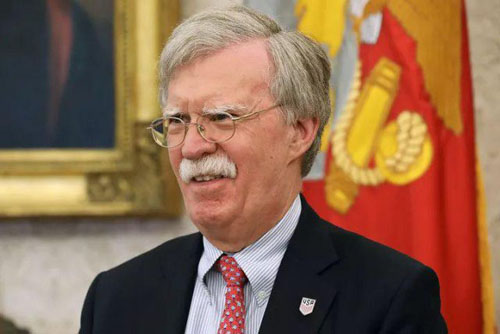 National Security Adviser John Bolton doesn’t want President Donald Trump to sign a peace declaration. Chip Somodevilla/Getty Images 국가안보보좌관 존 볼튼은 도널드 트럼프 대통령이 평화선언에 사인하는 것을 원하지 않는다.