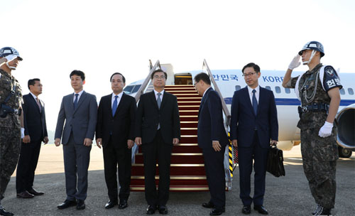 ▲ 정의용 국가안보실장을 비롯한 대북 특사단이 5일 경기도 성남 서울공항에서 평양으로 향하는 특별기에 탑승하고 있다. 특사단은 윤건영 청와대 국정기획상황실장. 김상균 국정원 2차장, 정의용 국가안보실장, 서훈 국정원장, 천해성 통일부 차관. <사진제공=뉴시스>