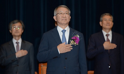 ▲ 양승태 전 대법원장이 지난해 9월 대법원에서 열린 퇴임식에서 국민의례를 하고 있는 모습. <사진제공=뉴시스>