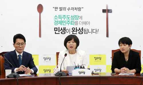 ▲ 정의당 이정미(가운데) 대표가 10일 오전 서울 여의도 국회에서 열린 상무위원회에서 모두발언을 하고 있다. <사진제공=뉴시스>