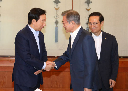 ▲ 문재인 대통령이 지난 8월16일 청와대 본관 인왕실에서 열린 여야 5당 원내대표 오찬 간담회에 앞서 김성태 자유한국당 원내대표와 인사를 하고 있다. <사진제공=뉴시스>