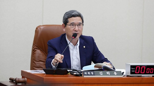 ▲ 자유한국당 소속 국회 환경노동위원회 김학용 위원장. <사진제공=뉴시스>