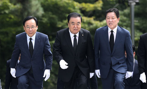 ▲ 문희상 국회의장이 지난 7월24일 오전 서울 동작구 국립서울현충원 故 이승만 전 대통령 묘역향하고 있다. 왼쪽부터 이주영 국회부의장, 문 의장, 주승용 부의장. <사진제공=뉴시스>