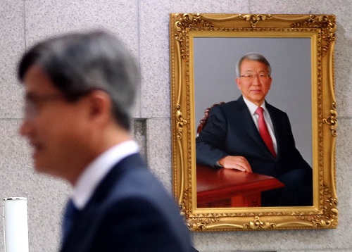 ▲ 서울 서초동 대법원 중앙홀 벽에 걸린 양승태 전 대법원장 초상화 옆을 김명수 대법원장이 지나가고 있다. <사진제공=뉴시스>