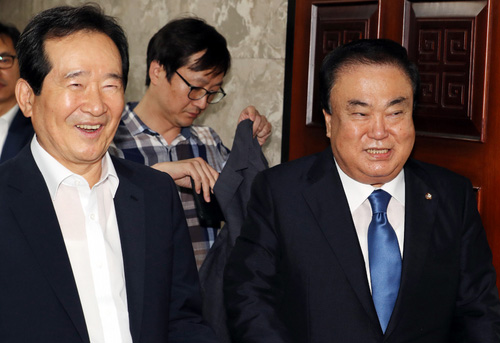 ▲ 왼쪽부터 정세균 전 국회의장과 문희상 국회의장 <사진제공=뉴시스>