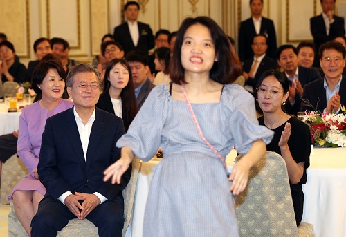 ▲ 문재인 대통령과 부인 김정숙 여사가 12일 청와대 영빈관에서 열린 발달장애인 평생케어 종합대책 발표 및 초청 간담회에 참석하여 춤추는 발달장애인 장혜정 씨 모습을 흐뭇한 표정으로 바라보고 있다. <사진제공=뉴시스>