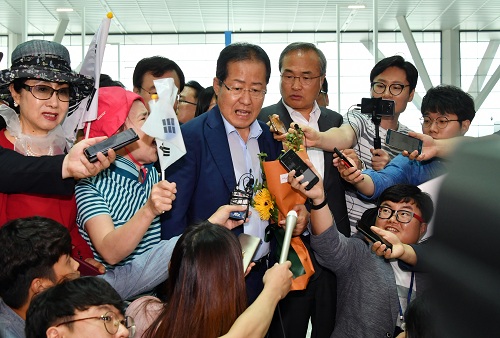 ▲ 홍준표 전 자유한국당 대표가 지난 7월 11일 미국으로 출국하기 위해 인천국제공항에 도착해 기자들과 인터뷰 하고 있는모습. <사진제공=뉴시스>