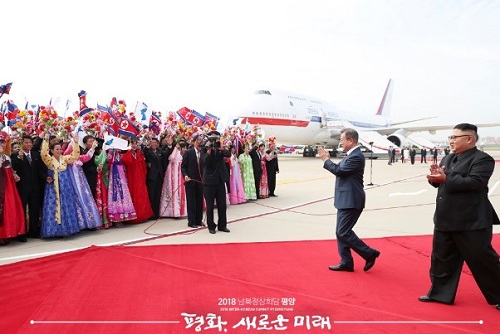 ▲ 문재인 대통령이 18일 오전 평양 순안공항에서 열린 공식 환영식에서 평양 시민들에게 인사하기 위해 다가가고 있다. ⓒ 평양사진공동취재단