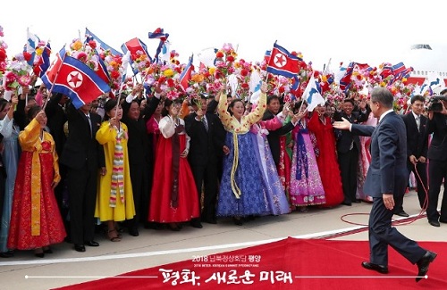 ▲ 문재인 대통령이 18일 오전 평양 순안공항에서 열린 공식 환영식에서 평양 시민들과 악수하기 위해 다가서며 손을 내밀고 있다. ⓒ 평양사진공동취재단