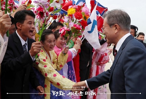 ▲ 문재인 대통령이 18일 오전 평양 순안공항에서 열린 공식 환영식에서 한 평양 시민과 악수를 나누고 있다. ⓒ 평양사진공동취재단