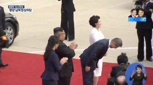 ▲ 18일 남북정상회담을 위해 평양을 방문한 문재인 대통령이 이날 순안공항에서 열린 환영식이 끝나고 숙소인 백화원 영빈관으로 이동하기 전 평양 시민들에게 고개 숙여 인사를 하고 있다. <이미지 출처=KBS 생중계　영상 캡쳐>