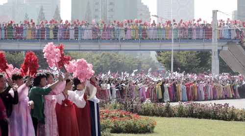 ▲ 18일 남북정상회담을 위해 평양을 방문한 문재인 대통령이 이날 순안공항에서 열린 환영식이 끝나고 숙소인 백화원 영빈관으로 이동하기 전 평양 시민들에게 고개 숙여 인사를 하고 있다. <이미지 출처=KBS 생중계　영상 캡쳐>