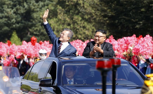▲ 문재인 대통령과 김정은 국무위원장이 무개차를 함께 타고 18일 평양국제공항에서 백화원 초대소로 이동하고 있다. <사진=평양사진공동취재단>