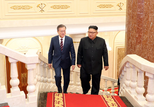 ▲ 문재인 대통령과 김정은 국무위원장이 18일 오후 평양 조선노동당 중앙위원회 본부청사에서 정상회담장으로 이동하고 있다. <사진=평양사진공동취재단>