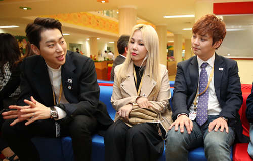 ▲ 평양정상회담 특별수행원으로 방북한 가수 지코(왼쪽부터), 알리, 마술사 최현우씨가 18일 오후 평양 옥류아동병원을 방문해 대화하고 있다.<사진=평양사진공동취재단>