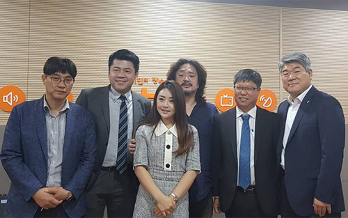 ▲ 19일 tbs라디오 ‘김어준의 뉴스공장’에 출연한 한서희 전 인민보안성 협주단 성악가(왼쪽에서 세번째)