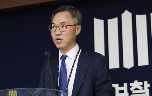 ▲ 김수현 공공형사수사부 부장검사가 27일 서울 서초구 서울중앙지검에서 삼성전자서비스 노조 와해 사건 검찰 수사 결과 브리핑을 하고 있다. <사진제공=뉴시스>