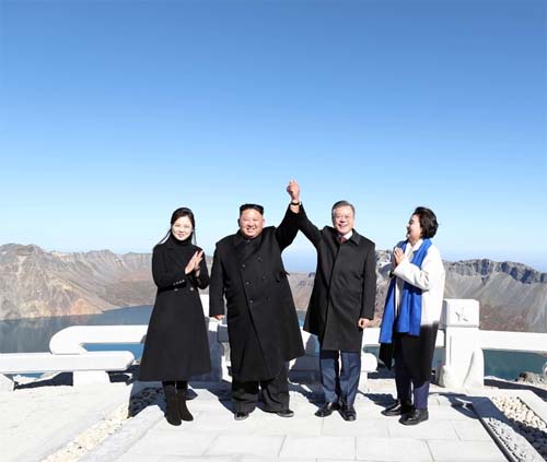 ▲ 지난달 20일 오전 문재인 대통령과 김정은 국무위원장이 백두산 정상인 장군봉에 올라 손을 맞잡아 들어올리고 있는 모습. <사진=평양사진공동취재단>