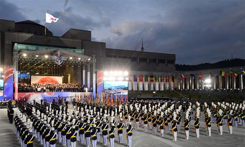 ▲ 문재인 대통령이 1일 서울 용산구 전쟁기념관 평화의 광장에서 열린 제70주년 국군의 날 기념식에서 경례를 하고 있다. <사진제공=뉴시스>