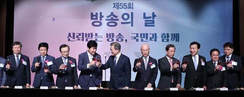 ▲ 문재인 대통령이 지난 9월3일 서울 여의도 63컨벤션센터 그랜드볼룸에서 열린 제55회 방송의 날 축하연에서 건배하고 있다. 왼쪽부터 도종환 문화체육관광부 장관, 더불어민주당 노웅래 과봥위원장, 더불어민주당 이해찬 대표, 박정훈 한국방송협회장, 문 대통령, 이효성 방통위원장, 자유한국당 김병준 비대위원장, 바른미래당 손학규 대표, 유영민 과학기술정보통신부 장관. <사진제공=뉴시스>