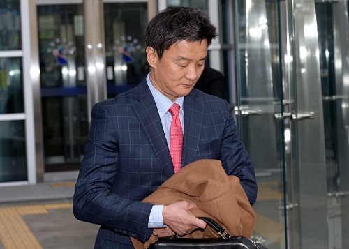 ▲ 이부진 호텔신라 대표이사 사장과 이혼 및 친권자 소송중인 임우재 전 삼성전기 고문이 지난해 2월 9일 오후 서울 서초구 서울가정법원에서 열린 이혼 및 친권자 소송 2차 변론준비기일을 마치고 법원 밖으로 이동하고 있는 모습. <사진제공=뉴시스>