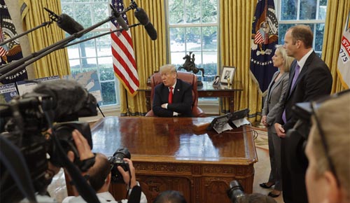 ▲ 10일(현지시간) 도널드 트럼프 미국 대통령이 미국 워싱턴에 위치한 자신의 집무실에서 기자들의 질문에 답하고 있다. <사진제공=뉴시스>