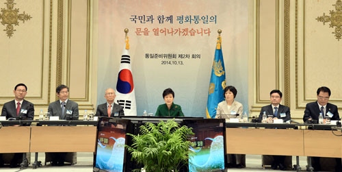 ▲ 2014년 10월13일 박근혜 대통령은 청와대에서 통일준비위원회 제2차 전체회의를 주재하면서 “전쟁 중에도 대화는 필요하다”며 5.24 조치 해제 가능성을 직접 언급했다. <사진제공=뉴시스>