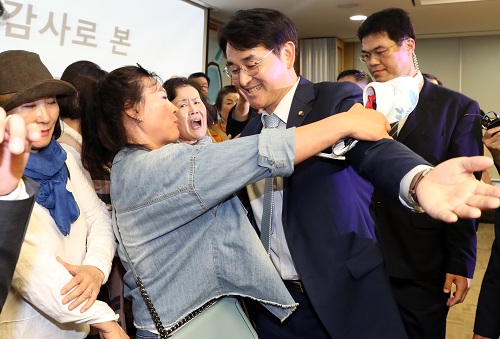 ▲ 지난 5일 오후 서울 영등포구 여의도 국회 의원회관에서 열린 ‘유치원 비리 근절을 위한 정책 토론회 : 사립 유치원 회계부정 사례를 중심으로’에서 토론회를 주최한 더불어민주당 박용진 의원이 토론회를 반대하는 한국유치원총연합회 회원들에게 밖으로 나가서 이야기하자며 안내하고 있는 모습. <사진제공=뉴시스>