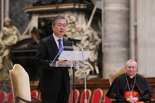 ▲ 문재인 대통령이 17일(현지시간) 로마 바티칸 성 베드로 성당에서 열린 피에트로 파롤린 국무원장이 집전한 '한반도 평화를 위한 특별미사'를 마친 후 한반도 평화정착 노력을 주제로 연설하고 있다. <사진제공=뉴시스>