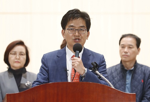 ▲ 16일 경기 수원시 광교 테크노벨리 경제과학진흥원에서 이덕선 한국유치원총연합회 비대위원장이 '사립유치원 감사결과 관련' 입장문 발표를 하고 있다. <사진제공=뉴시스>