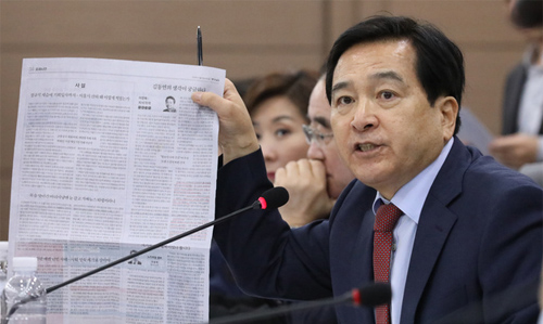 ▲ 18일 오후 정부세종청사에서 열린 기획재정부에 대한 국회 기획재정위원회의 국정감사에서 심재철 자유한국당 위원이 김동연 부총리에게 질의하고 있다. <사진제공=뉴시스>