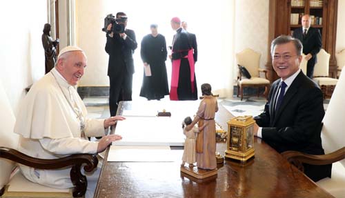 ▲ 문재인 대통령이 18일 로마 바티칸 교황궁 교황 집무실에서 프란치스코 교황을 예방해 환담하고 있다. <사진제공=뉴시스>