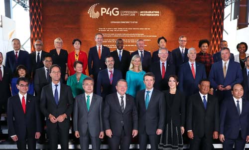 ▲ 문재인 대통령이 20일 코펜하겐 대니쉬 라디오 콘서트홀에서 열린 P4G(녹색성장 및 2030 글로벌 목표를 위한 연대) 정상회의에서 기념촬영하고 있다.<사진제공=뉴시스>