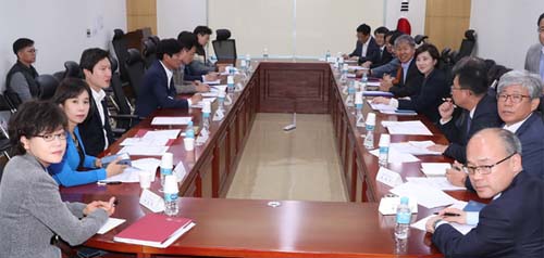 ▲ 21일 오후 서울 여의도 국회 의원회관에서 '사립유치원 공공성 강화방안' 등을 안건으로 제1차 정기 당정청 협의회가 열리고 있다. 이날 회의에는 유은혜 사회부총리 겸 교육부 장관, 김수현 청와대 사회수석, 민주당 박용진 의원 등 교육위 소속 의원들이 참석했다. <사진제공=뉴시스>