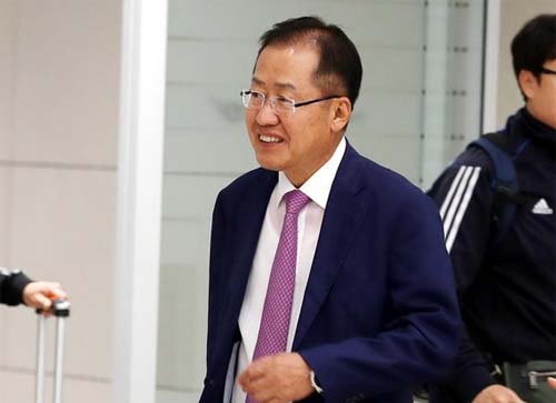 ▲ 두 달간의 미국 생활을 마친 홍준표 전 자유한국당 대표가 9월15일 오후 인천국제공항을 통해 귀국하고 있다. <사진제공=뉴시스>