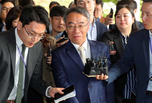 ▲ 양승태 전 대법원장 시절 사법농단 의혹의 핵심으로 지목된 임종헌 전 법원행정처 차장이 16일 오후 서울 서초구 서울중앙지검에 피의자 신분으로 출석하고 있다. <사진제공=뉴시스>