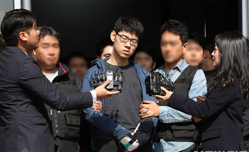 ▲ 강서구 PC방 살인사건 피의자 김성수(29) 씨가 치료감호소로 이동하기 위해 22일 오전 서울 양천구 양천경찰서를 나서고 있다. <사진제공=뉴시스>