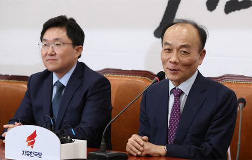 ▲ 11일 오후 서울 여의도 국회에서 열린 자유한국당 조직강화특별위원회(조강특위) 위원 기자간담회에서 전원책 변호사가 발언하고 있다. <사진제공=뉴시스>