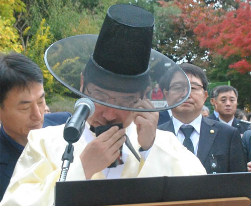 ▲ 26일 오전 경북 구미 상모동 박정희 전 대통령 생가 추모관에서 열린 '박정희 대통령 39주기 추도식'에서 추도사를 하던 이철우 경북도지사가 눈물을 흘리고 있다. <사진제공=뉴시스>