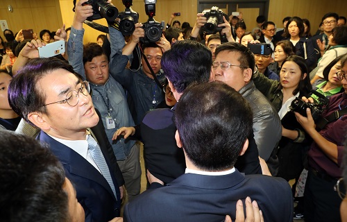 ▲ 지난 5일 오후 서울 영등포구 여의도 국회 의원회관에서 열린 ‘유치원 비리 근절을 위한 정책 토론회 : 사립 유치원 회계부정 사례를 중심으로’에서 박용진 의원이 토론회를 반대하는 한국유치원총연합회 회원들과 언성을 높이고 있다. <사진제공=뉴시스>