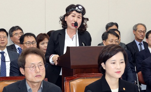 ▲ 29일 국회에서 열린 국회 교육위원회의 교육부, 그 소속기관, 공공기관 및 유관기관에 대한 오후 종합 국정감사에서 김용임 한국유치원총연합회 비대위 전북지회장 겸 대회협력부장이 헤드랜턴을 머리에 쓰고 의원 질의에 답하고 있는 모습. <사진제공=뉴시스>