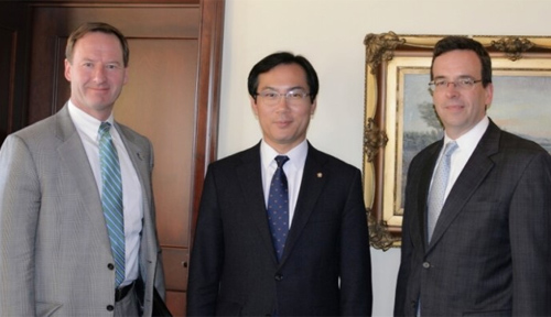 ▲ 2017년 3월 22일 당시 바른정당 소속 김영우 국회 국방위원장이 미국을 방문해 헤리티지 재단의 브루스 클링너 선임연구원과 월트 로만 아시아연구센터소장을 면담했다. 왼쪽부터 브루스 클링너, 김영우 의원, 월트 로만 <사진=김영우 자유한국당 의원 블로그>