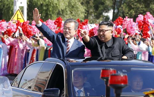 ▲ 문재인 대통령과 김정은 국무위원장이 지난 9월18일 평양 순안공항에서 백화원 초대소로 이동하며 시민들을 향해 인사를 하고 있다. <사진=평양사진공동취재단 >