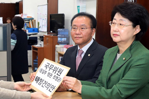 ▲ 한국당 윤재옥 원내수석부대표와 김승희 의원이 31일 서울 여의도 국회 의안과에 조명균 통일부장관 해임건의안을 제출하고 있다.<사진제공=뉴시스>