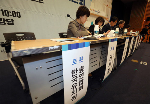 ▲ 31일 오전 서울 여의도 국회 헌정기념관에서 열린 사립유치원 비리 근절을 위한 대안마련 정책 토론회에서 좌장을 맡은 더불어민주당 박용진 의원 등 패널들이 토론을 하고 있다. 한편 이날 패널로 초청된 한국유치원총연합회는 불참했다. <사진제공=뉴시스>