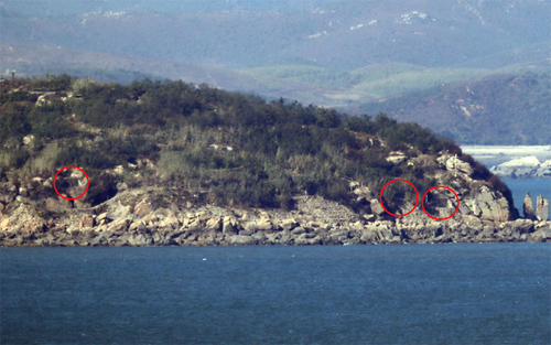 ▲ 서해 해상 적대행위 금지구역 합의 시행을 하루 앞둔 10월 31일 오후 인천시 옹진군 연평면 망향전망대에서 바라본 북한 장재도의 포진지가 닫혀 있다. <사진제공=뉴시스>