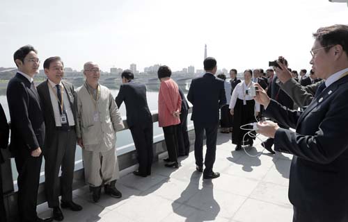 ▲ 문재인 대통령을 동행해 평양을 방문중인 특별사절단의 이재용 삼성전자 부회장이 외삼촌인 홍석현 중앙홀딩스 회장이 9월19일 오후 오찬이 열린 평양 옥류관에서 대동강을 배경으로 기념사진을 찍고 있다. 사진을 찍는 사람은 최태원 SK 회장. <사진=평양사진공동취재단>